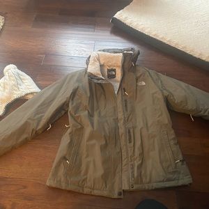 Women’s northface jacket XL, matching hat